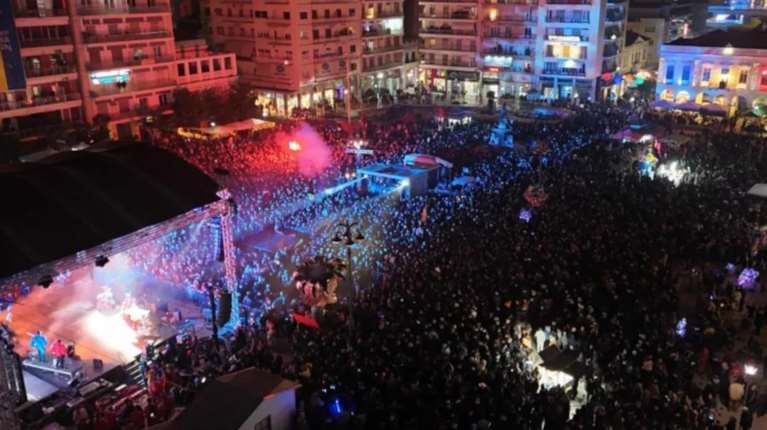 Πάτρα: Οι απόκριες ξεκίνησαν και επίσημα - Εντυπωσιακές εικόνες από τη "βασίλισσα" του kαρναβαλιού [βίντεο]