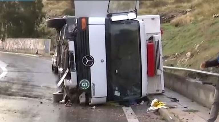 Θανατηφόρο τροχαίο στο Κερατσίνι με ανατροπή φορτηγού - Νεκρή η μητέρα του οδηγού [βίντεο]