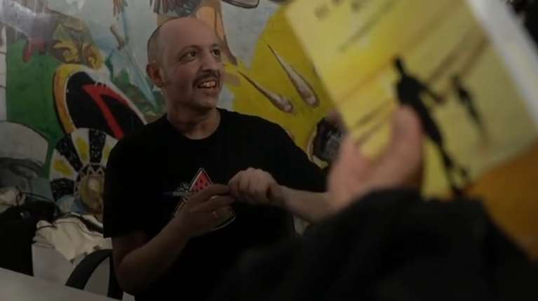 &quot;Η ζωή σου αξίζει&quot;: Καρκινοπαθής δάσκαλος έγραψε 24 γράμματα στον 7χρονο γιο του - &quot;Θέλω να είμαι πάντα κοντά του&quot; [βίντεο]