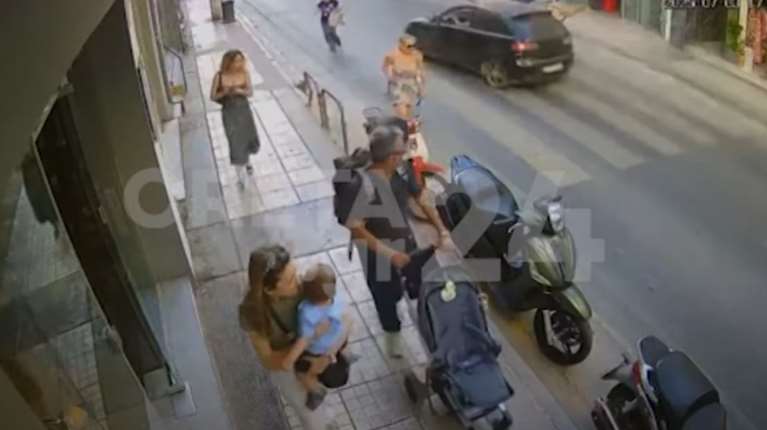 Κρήτη: Σοκαριστικό βίντεο - Οδηγός αυτοκινήτου χτύπησε μηχανάκι σε διάβαση και εγκατέλειψε τον οδηγό