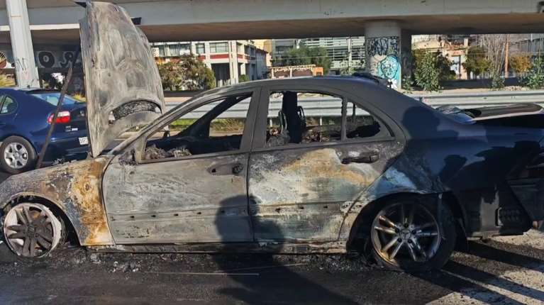 Ποσειδώνος: Αυτοκίνητο πήρε φωτιά στο ύψος του Μοσχάτου - Διεκόπη η κυκλοφορία [βίντεο]