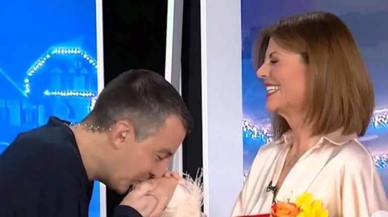 Το αντίο της Χριστίνας Βίδου στην ΕΡΤ με χειροφίλημα και λουλούδια - &quot;Η τελευταία μέρα που είμαι κομμάτι αυτής της οικογένειας&quot;