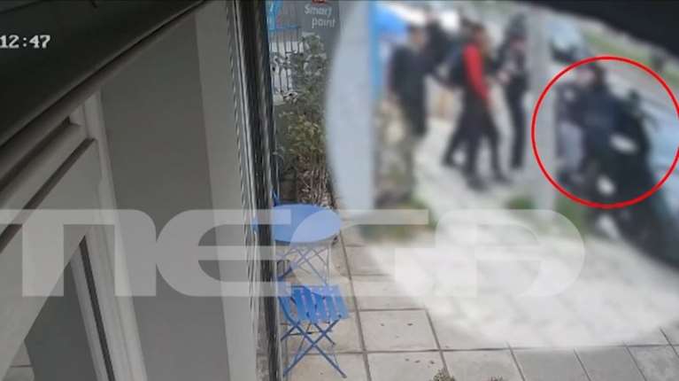 Θεσσαλονίκη: Βίντεο ντοκουμέντο - Αγριος ξυλοδαρμός 16χρονου έξω από λύκειο