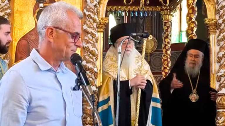 Η απάντηση του εκπαιδευτικού στον Μητροπολίτη Δωδώνης που του τα έψαλε γιατί είχε το πουκάμισο έξω από το παντελόνι