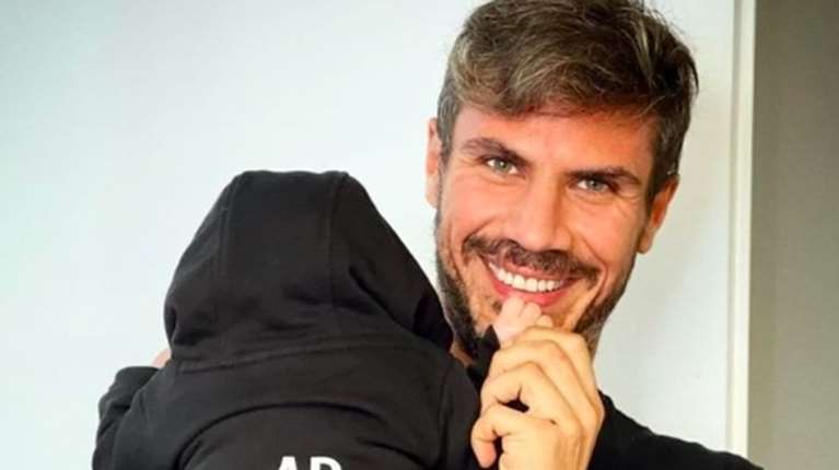 Πώς αντέδρασε ο Άκης Πετρετζίκης όταν ένα αγοράκι πλησίασε την κόρη του στην παραλία - &quot;Μπροστά στα μάτια μου&quot;