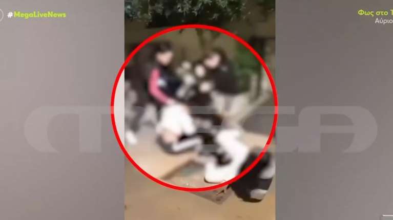 Σοκαριστικό βίντεο: Καρέ-καρέ ο άγριος ξυλοδαρμός 16χρονης από συνομήλικές της στην Πετρούπολη