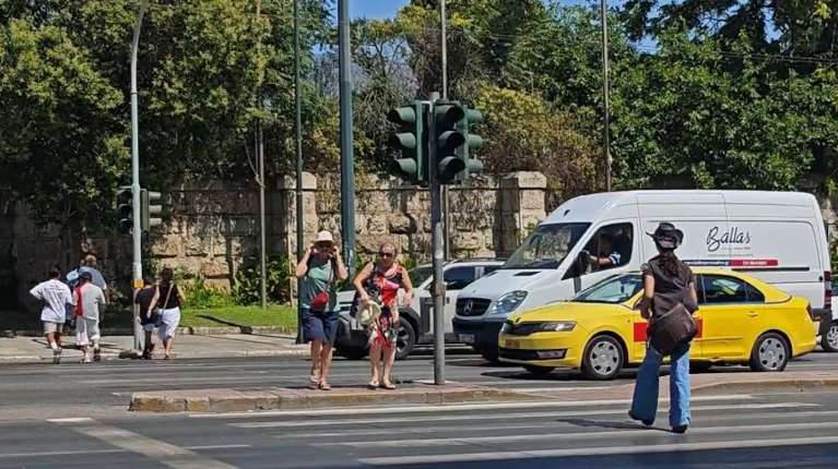 Χάος σε Αρδηττού και Αμαλίας: Δεν λειτουργούν τα φανάρια [βίντεο]