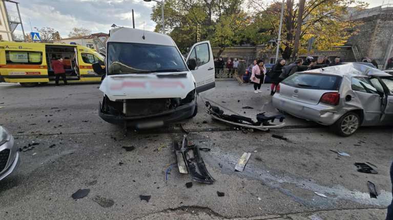 Πτολεμαΐδα: ΙΧ καρφώθηκε σε βαν και μετά έπεσε πάνω σε παρκαρισμένα [εικόνες]