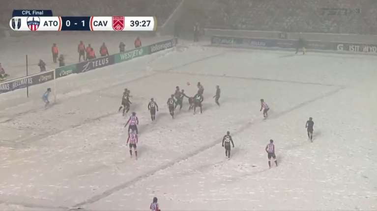 Απίθανο γκολ: Καταπληκτικό ανάποδο ψαλίδι μέσα σε χιονοθύελλα στον τελικό πρωταθλήματος του Καναδά [βίντεο]