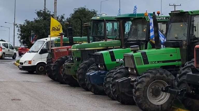 Σε θέσεις "μάχης" τα τρακτέρ στη Χαλκίδα - Έκλεισαν την Υψηλή Γέφυρα οι αγρότες [βίντεο]
