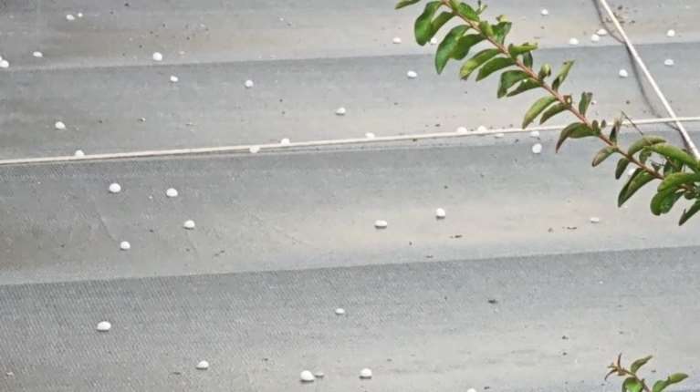 Τρελάθηκε ο καιρός: Ζέστη και 35άρια στην Αθήνα, καταιγίδες και χαλάζι στις Σέρρες [βίντεο]