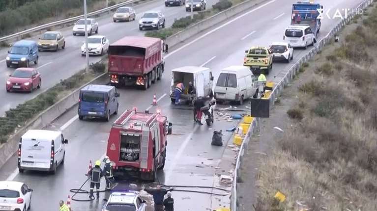 Καραμπόλα τριών φορτηγών στον Περιφερειακό Θεσσαλονίκης: Γέμισε ψωμιά η άσφαλτος [βίντεο]