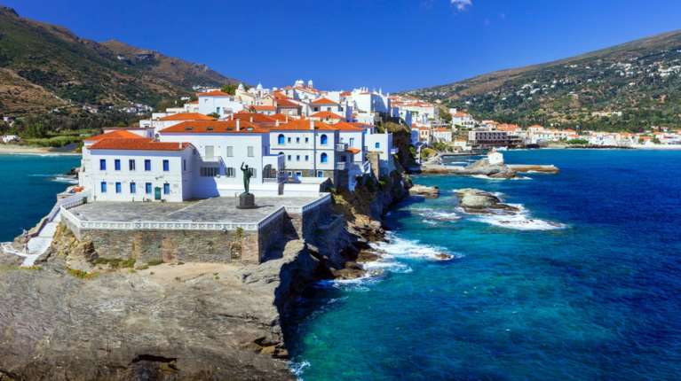 Πάσχα στην Ανδρο: Κατάνυξη, αρώματα και τοπικές γεύσεις στα αρχοντικά σοκάκια - Μελωδικοί ύμνοι, παραδοσιακός Λαμπριάτης