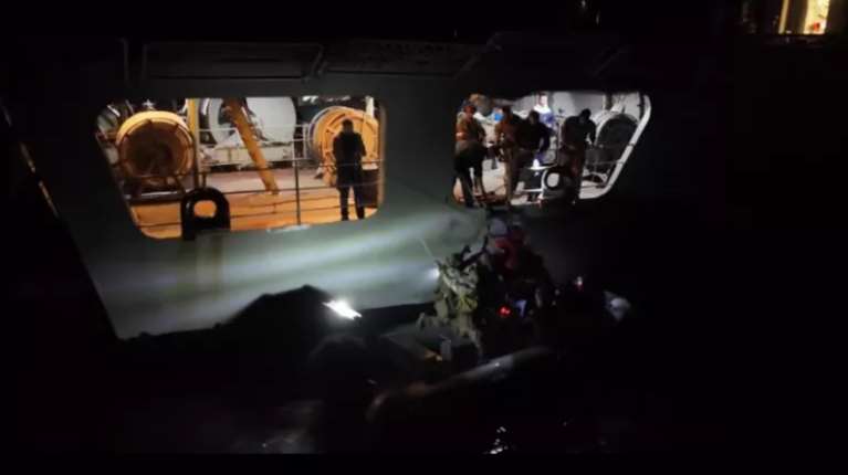 Ερυθρά Θάλασσα: Η φρεγάτα "Σπέτσαι" διέσωσε το πλήρωμα του ολλανδικού πλοίου που δέχθηκε επίθεση [βίντεο]