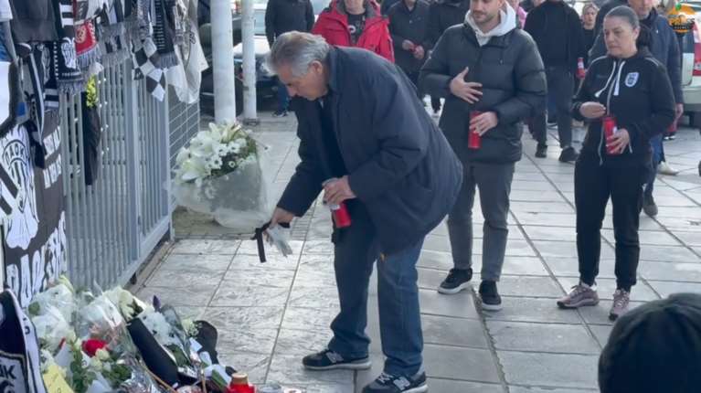 ΠΑΟΚ: Ο Άγγελος Αναστασιάδης άφησε λουλούδια έξω από τη Θύρα 4 στην Τούμπα [βίντεο]