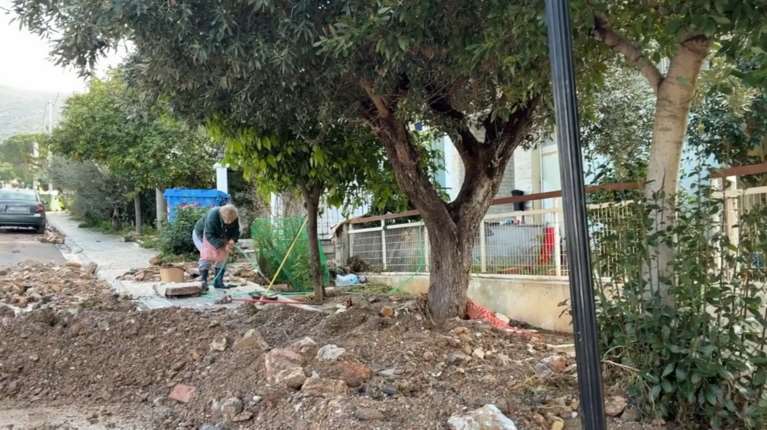 Άνω Γλυφάδα: Δύο ημέρες μετά τον κατακλυσμό και οι καθαρισμοί συνεχίζονται - Με φτυάρια οι κάτοικοι