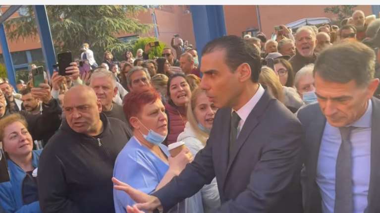 Νοσοκομείο Αττικόν: Αποδοκιμασίες κατά Θεμιστοκλέους - Δεν εμφανίστηκε ο Γεωργιάδης [βίντεο]