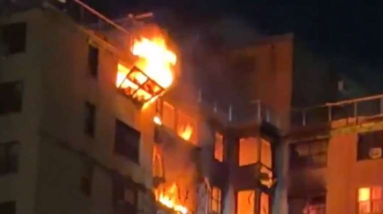 Νέα Υόρκη: Μεγάλη φωτιά σε πολυκατοικία στο Μπρονξ - Ένοικοι κρέμονταν από τα παράθυρα