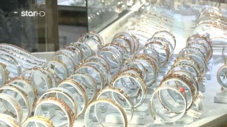 Κολωνάκι: Πολύ γνωστή με επώνυμους πελάτες η επιχειρηματίας που συνελήφθη - Πούλαγε πλαστά κοσμήματα