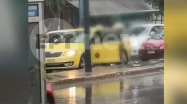 Καβγάς στη μέση του δρόμου στην Αθήνα με καταρρακτώδη βροχή - Οδηγός ΙΧ χτύπησε ταξιτζή [βίντεο]