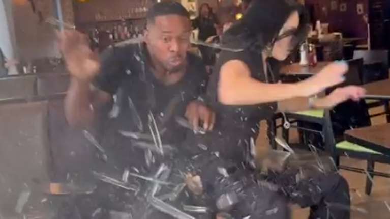 Σοκαριστικό βίντεο: SUV έπεσε σε τζαμαρία εστιατορίου τη στιγμή που influencers έτρωγαν μπέργκερ