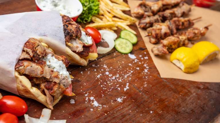 Ποιο είναι το καλύτερο σουβλάκι; - Ο Ηλίας Μαμαλάκης δίνει την απάντηση και προτείνει 2 influencers που ξέρουν καλά