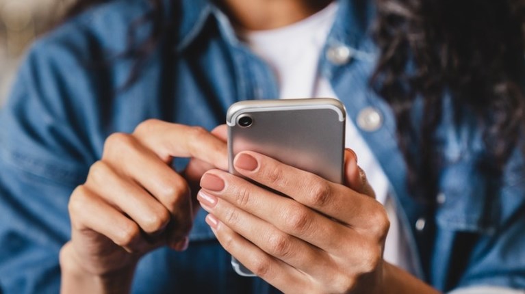 γυναίκα κινητό social media