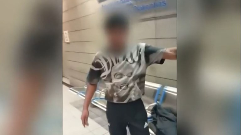 19ΧΡΟΝΟΣ ΙΡΑΚΙΝΟΣ ΕΠΙΘΕΣΗ ΣΕ ΟΔΗΓΟ ΜΕΤΡΟ
