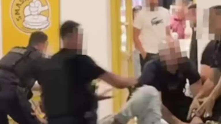 Μύκονος: Εικόνες χάους έξω από μπεργκεράδικο - Ιταλοί αντιστάθηκαν στη σύλληψη και πιάστηκαν στα χέρια με αστυνομικούς