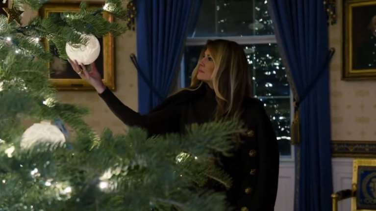 Η Μελάνια μας ξεναγεί στον χριστουγεννιάτικο Λευκό Οίκο με τα 51 δένδρα: &quot;Σπίτι είναι εκεί που βρίσκεται η καρδιά&quot;