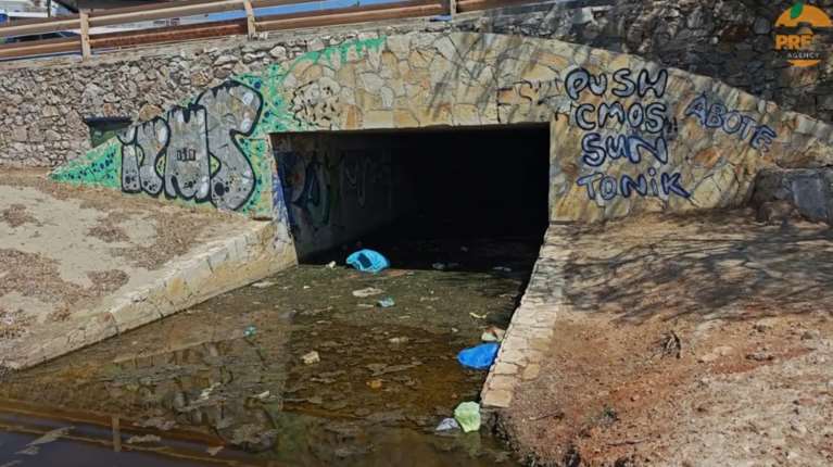 &quot;Βρωμιά, δεν μπορείς να αναπνεύσεις&quot;: Κραυγή αγωνίας για έλος με ακαθαρσίες στην κεντρική πλαζ της Σαρωνίδας [βίντεο]