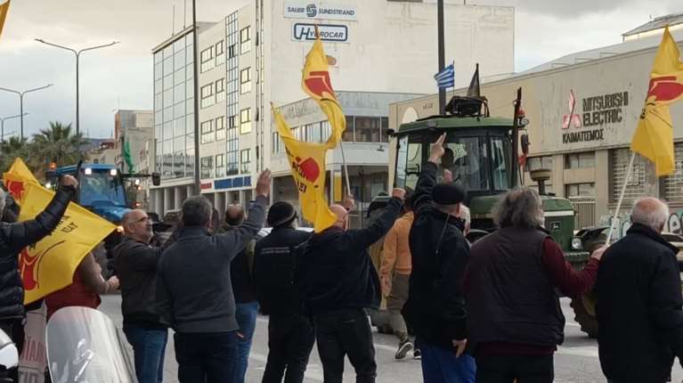 Οι οδηγοί ταξί στο πλευρό των αγροτών - Πανηγυρική "συνάντηση" στη λεωφόρο Αθηνών [βίντεο]
