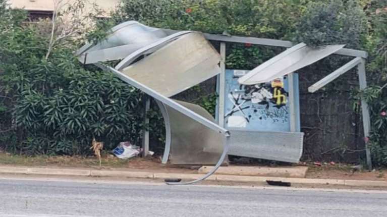 Τροχαίο στη λεωφόρο Αθηνών Σουνίου: Διαλύθηκε στάση λεωφορείου στην Ανάβυσσο