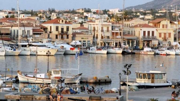 Αίγινα: Δύο μήνες χωρίς πόσιμο νερό -  "Πλενόμαστε με κανάτες, ζεσταίνουμε εμφιαλωμένο"