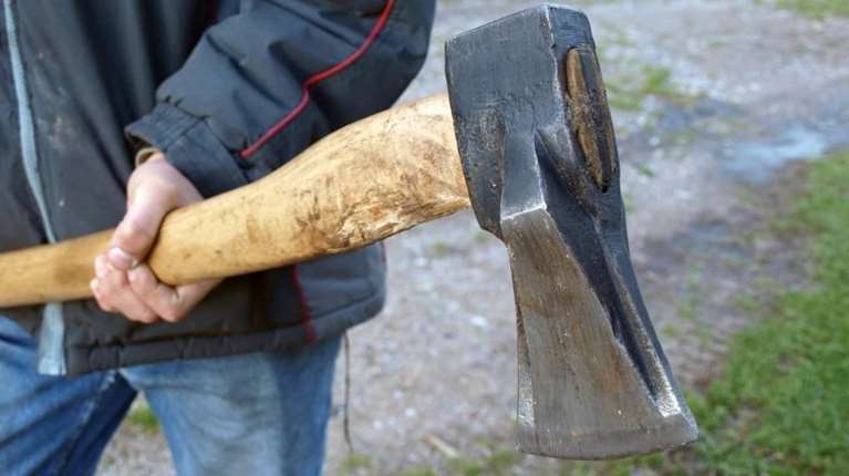 Σκηνές θρίλερ στη Λάρισα: Άνδρας κυνηγούσε γυναίκα με τσεκούρι μπροστά στα παιδιά της