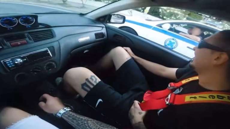 Σάλος με αστυνομικό: Ενθαρρύνει οδηγό σε πειραγμένο αμάξι 600 ίππων με νίτρο να το &quot;ανοίξει&quot;- &quot;Να σε δω έτσι για πλάκα&quot;