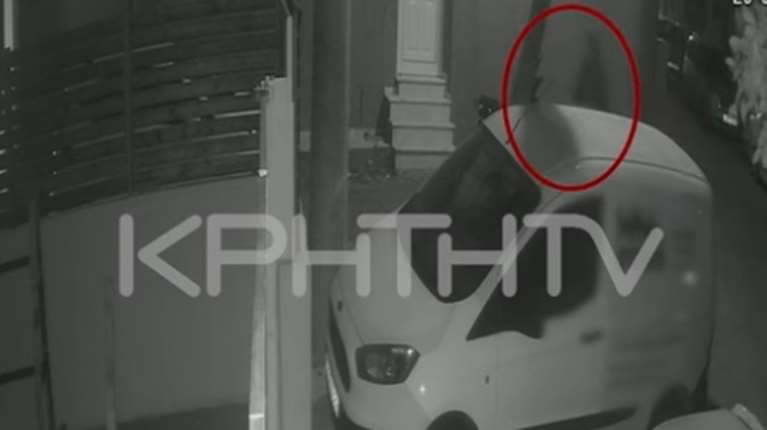 Ηράκλειο: Καρέ - καρέ η σοκαριστική στιγμή που η 33χρονη πετά το νεογέννητο αγοράκι της στα σκουπίδια [βίντεο]