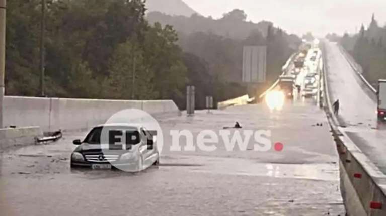 Προβλήματα από την κακοκαιρία σε Δυτική Ελλάδα και Πελοπόννησο: Πλημμύρισαν δρόμοι, εγκλωβίστηκαν οδηγοί