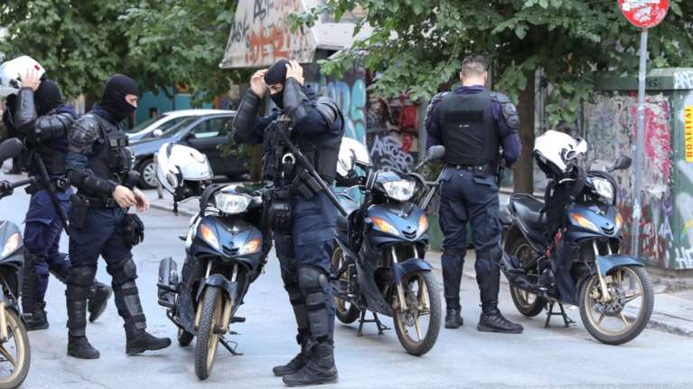 Τρόμος για εργαζόμενη πολυκαταστήματος στα Εξάρχεια: Την απήγαγε ο σύντροφός της μέρα μεσημέρι με απειλή όπλου