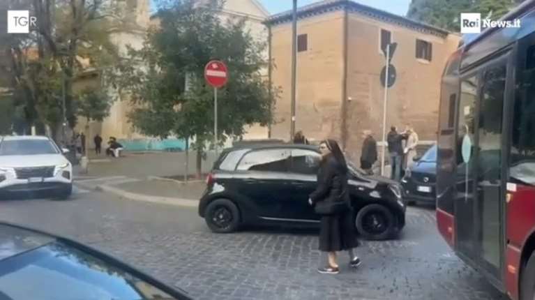 Καλόγρια σε ρόλο τροχονόμου στη Ρώμη για να βοηθήσει με το μποτιλιάρισμα [βίντεο]