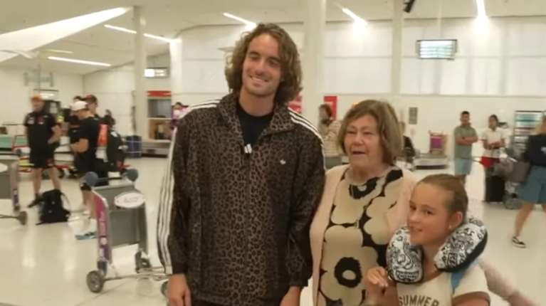 Στέφανος Τσιτσιπάς: Έκλεψε την παράσταση στην Αυστραλία με… λεοπάρ φόρμα [βίντεο]