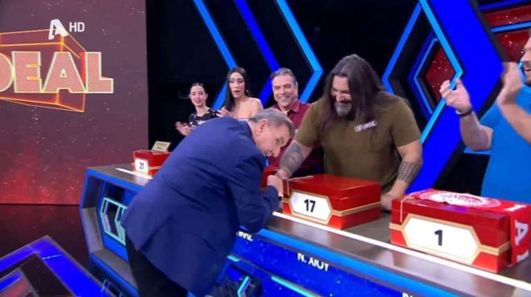 Γιώργος Θαναηλάκης: Το απρόσμενο ατύχημα στο πλατό της εκπομπής από την ένθερμη χειραψία χειροδύναμου παίκτη [βίντεο]