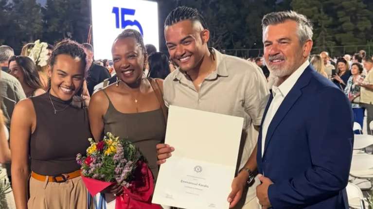 &quot;Μάνα… το πήρα&quot;: Η ανάρτηση του Εμμανουήλ Καραλή για το πτυχίο του