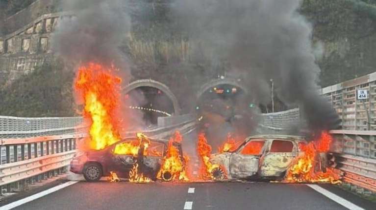 Κινηματογραφική ληστεία στην Ιταλία με πυροβολισμούς και φλεγόμενα αμάξια: Λεία 2 εκατ. Ευρώ [βίντεο]