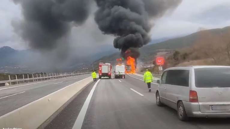 Συναγερμός: Φορτηγό τυλίχθηκε στις φλόγες στην Εγνατία Οδό [βίντεο]