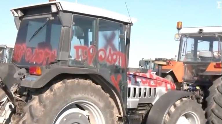 "Μόνο προδότες δεν αισθανόμαστε", λέει ο αγρότης που του βανδάλισαν το τρακτέρ μετά τη συνάντηση με Μητσοτάκη