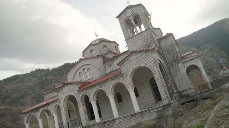 Ροπωτό Τρικάλων: Αυτοψία στο χωριό που βουλιάζει από τις καθιζήσεις - Η εκκλησία που έχει πάρει κλίση [βίντεο]