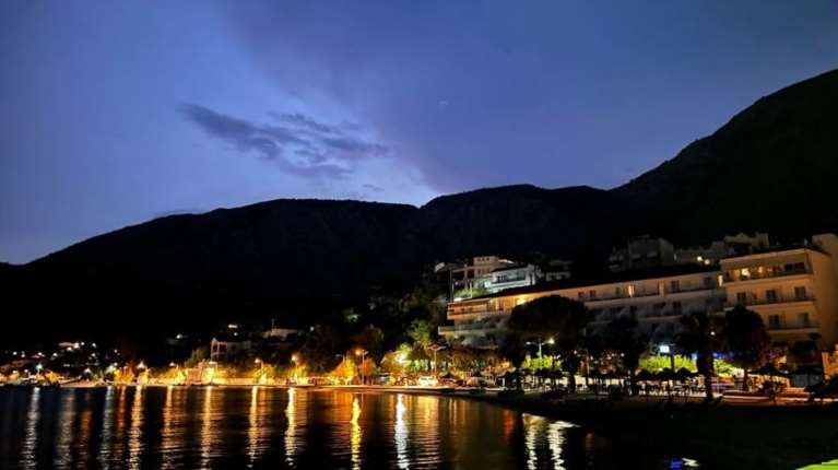 Η όμορφη παραθαλάσσια κωμόπολη του Ιονίου που αποτελεί το ιδανικό ησυχαστήριο - Μόλις 3,5 ώρες από την Αθήνα