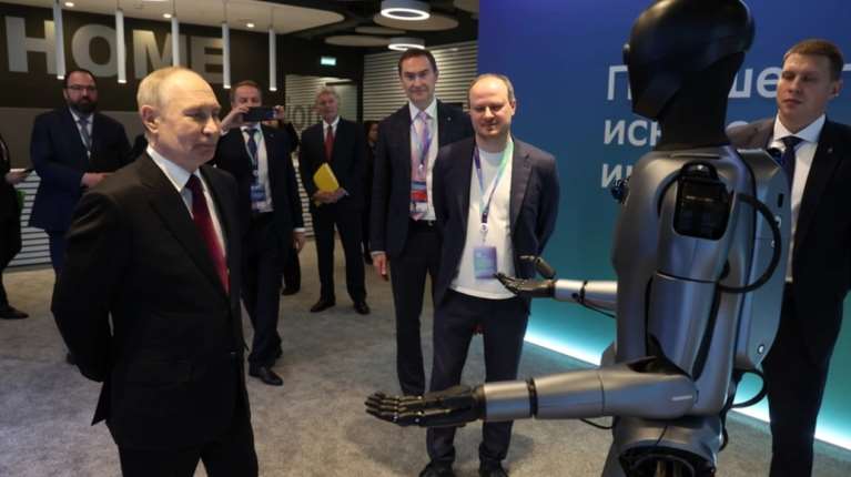 Sberbank: Το πρώτο ρωσικό ρομπότ που λειτουργεί με Τεχνητή Νοημοσύνη χόρεψε για τον Βλαντίμιρ Πούτιν [βίντεο]