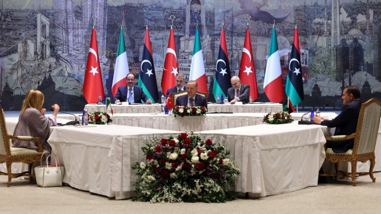 ΕΡΝΤΟΓΑΝ-ΜΕΛΟΝΙ-Ντμπεϊμπά